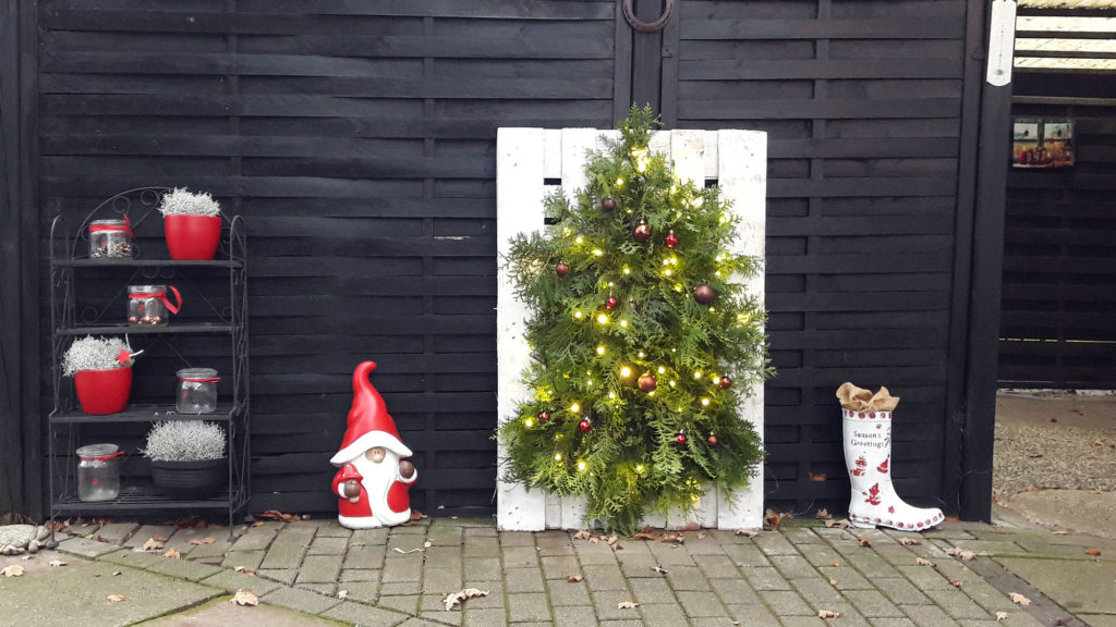 tannenbaum auf holzpalette xmas