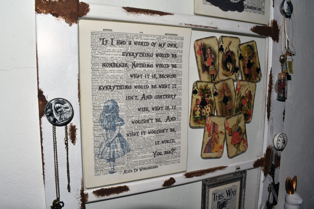 buchseite bedruckt alice im wunderland