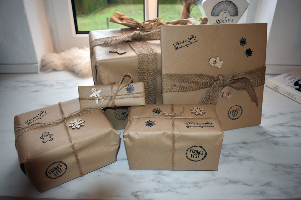 Geschenke nachhaltig verpackt mit Packpaier und Jute