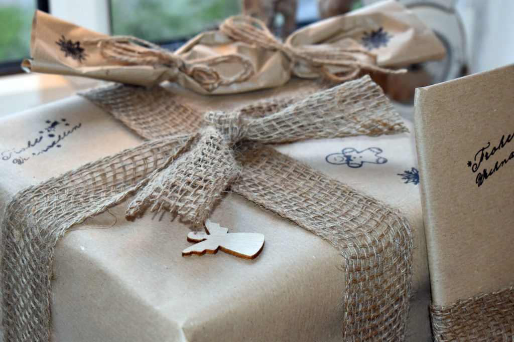 Geschenke nachhaltig mit Packpapier und Jute verpackt