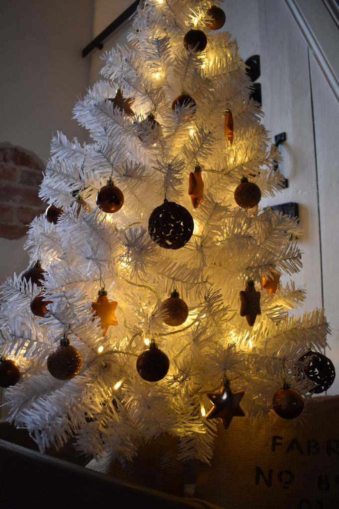 weisser tannenbaum in altem holzwagen