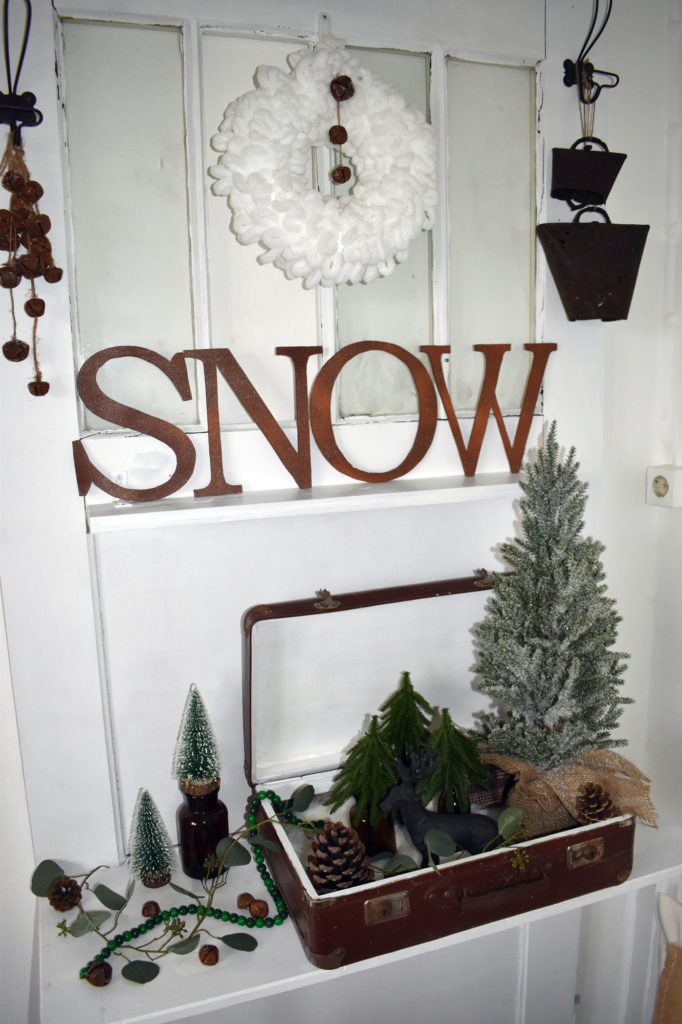 winterdeko landhaus shabby koffer snow