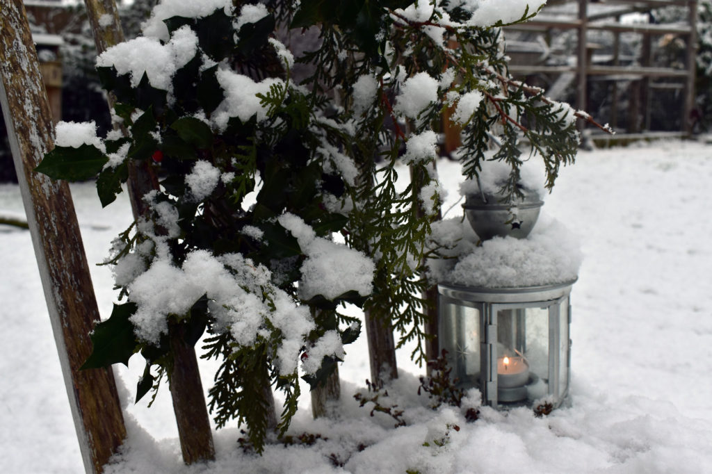 winterdeko schnee landhaus garten