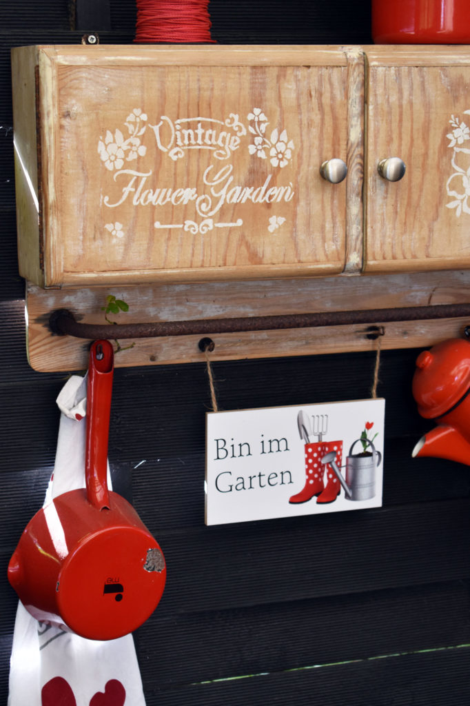 Gartenschränkchen Vintage rot Gartendeko