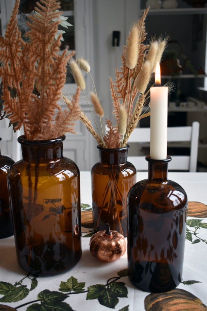 Herbstdeko Landhaus Farmhouse braune Flaschen Tischdeko