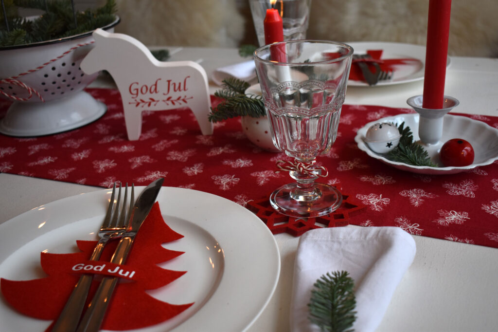 Tischdeko Weihnachten Hygge schedisch rot