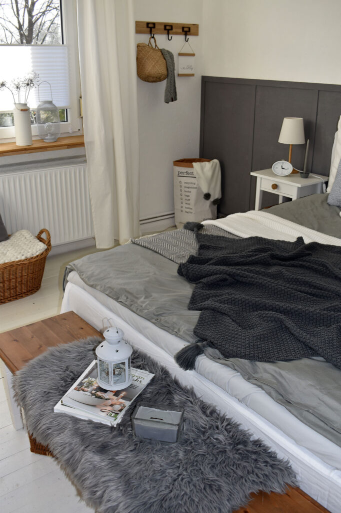 Schlafzimmer Scandi Wandverkleidung Landhaus Farmhaus grau natur