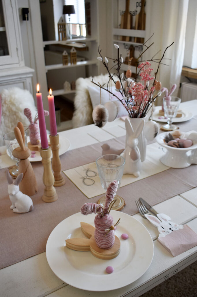 Tischdeko Ostern pastell rosa Holz Landhaus scandi