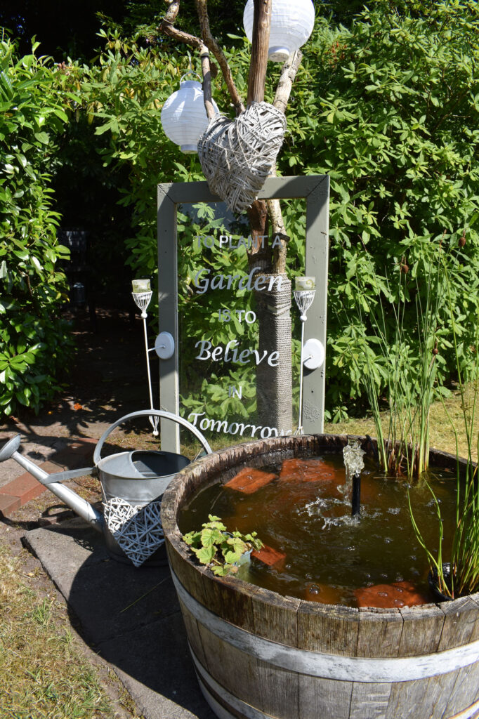 Gartendeko Shabbygarten kleiner Teich Landhausdeko Gartenfenster