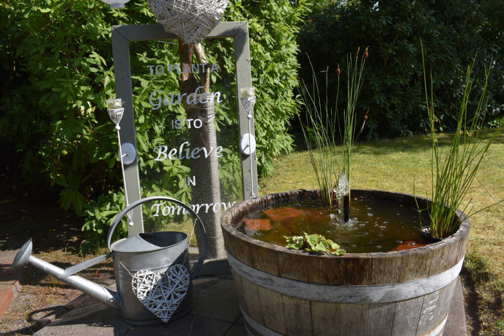 Gartendeko Shabbygarten kleiner Teich Landhausdeko Gartenfenster