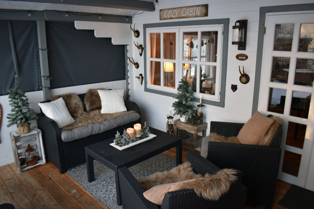 cozy cabin Gartenhaus Winterdeko Holzhütte winterdecor