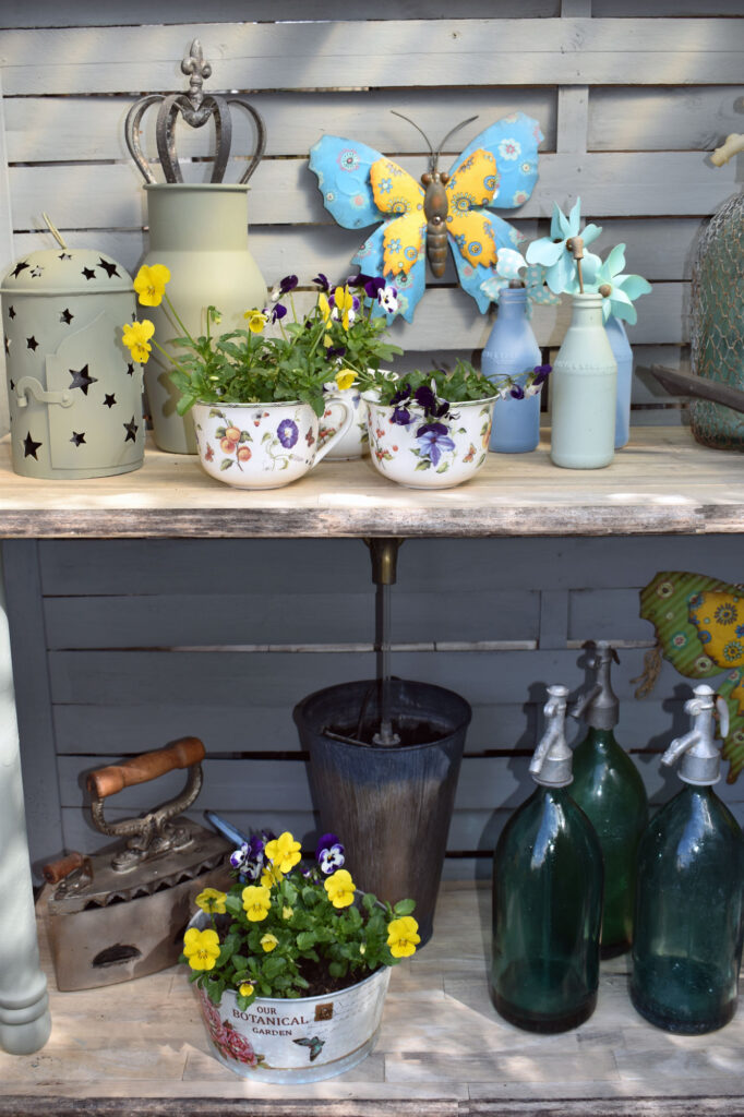 Garten Gartenecke Blumenecke Shabby Frühling Gartendeko DIY Regal