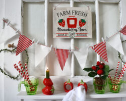 Erdbeerdeko in der Shabby-Ecke