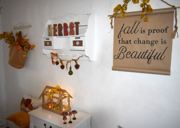 Eingang und Treppenhaus in herbstlichen Farben