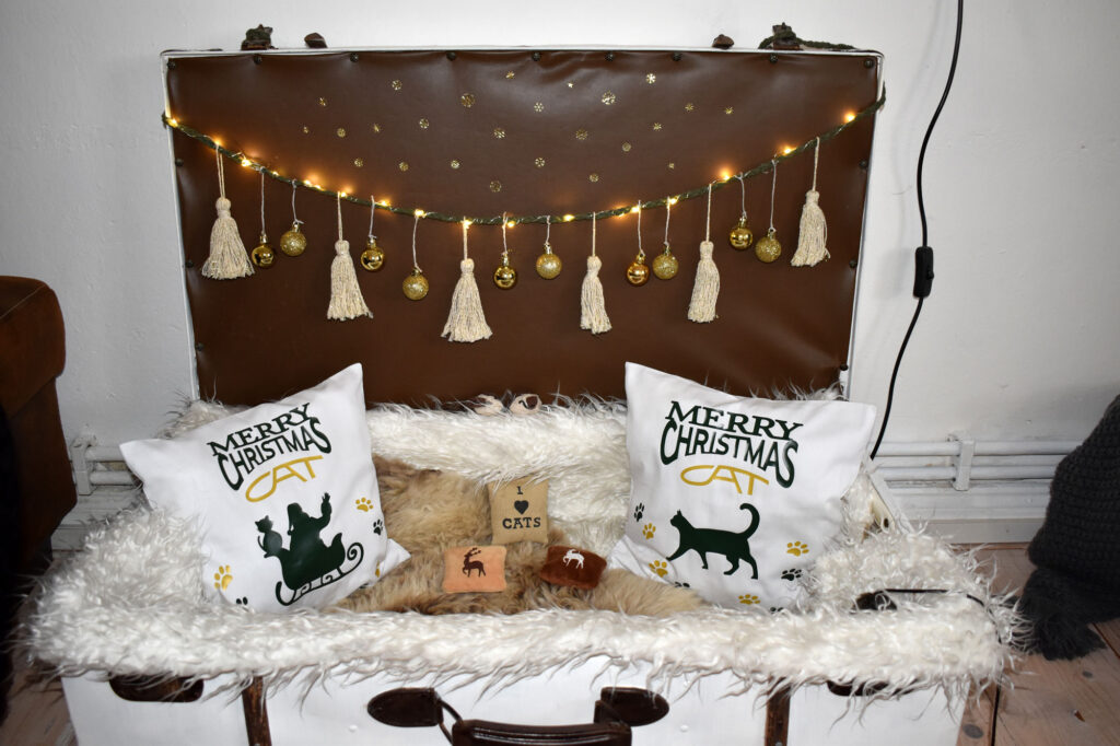 xmas decor Weihnachtsdeko gold Wohnzimmer Farmhaus christmasdecor Katzenbett Katzenkoffer
