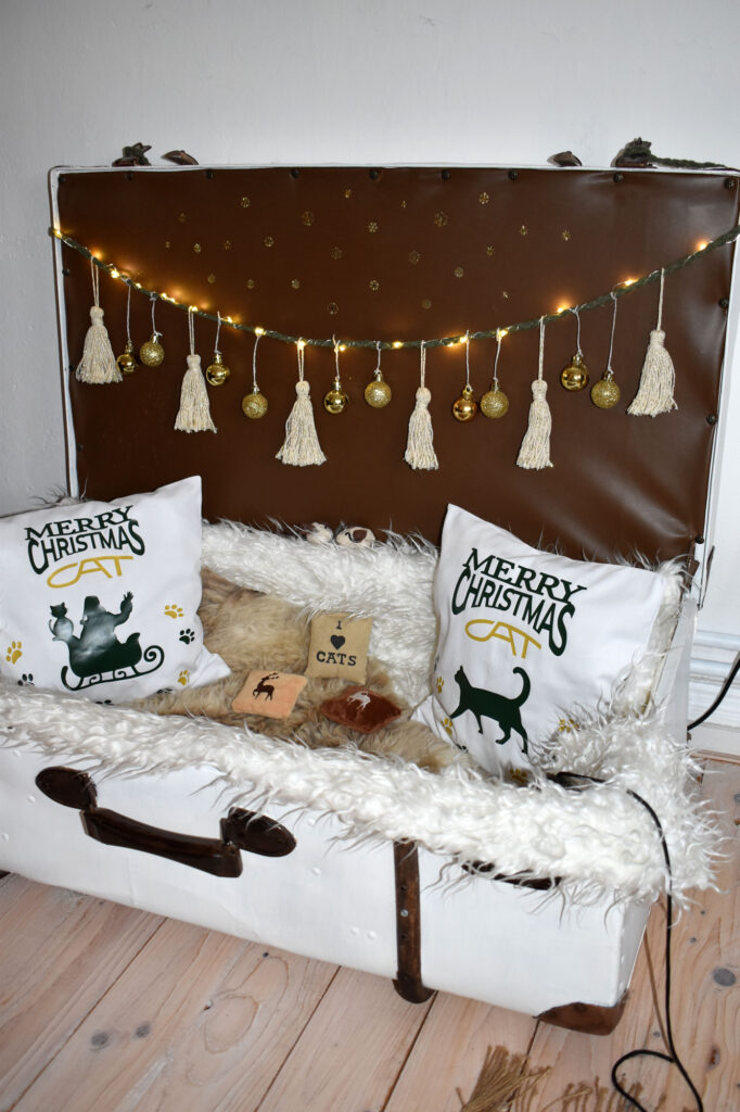 xmas decor Weihnachtsdeko gold Wohnzimmer Farmhaus christmasdecor Katzenbett Katzenkoffer